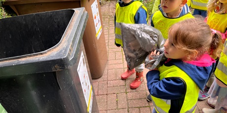 Powiększ grafikę: Dzieci wrzucają śmieci do śmietników