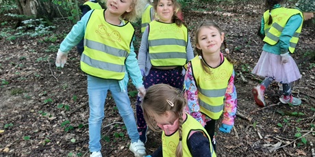 Powiększ grafikę: 6-latki zbierają w lesie śmieci