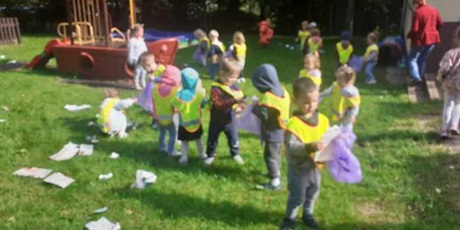 Powiększ grafikę: 3-latki sprzątają teren placu zabaw w przedszkolu
