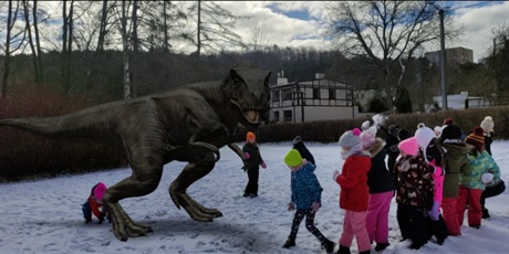 Powiększ grafikę: Dzieci z grupy Pracusiów bawią się w ogrodzie z okazji Dnia Dinozaura