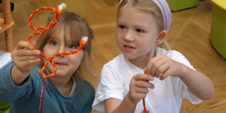 Powiększ grafikę: Dwie dziewczynki Małgosia i Łucja ze Smykuiów pokazują swoje sznurki w zabawie na Dzień Dziewczynek
