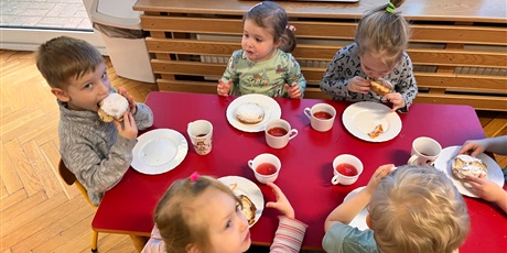 Powiększ grafikę: 3 latki degustują pączki w Tłusty Czwartek