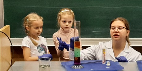 Powiększ grafikę: Dwie dziewczynki z Wesołków biorą udział w doświadczeniu na wydziale chemii Uniwersytetu Gdańskiego