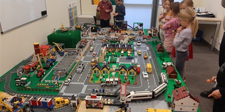 Powiększ grafikę: Na zdjęciu siedmioro dzieci z  Wesołków zwiedza miasteczko Lego na Uniwersytecie Gdańskim