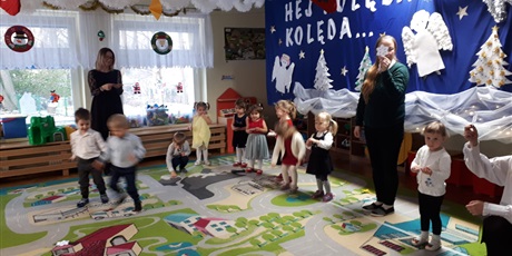 Powiększ grafikę: Świąteczny występ 3-latków w Dolinie Smyków