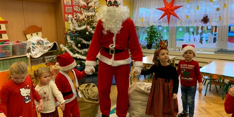Powiększ grafikę: Dzieci z grupy Smykusiów bawią się ze Swiętym Mikołajem