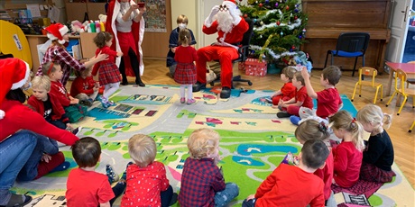 Powiększ grafikę: Święty Mikołaj z wizytą w Krasnoludkach