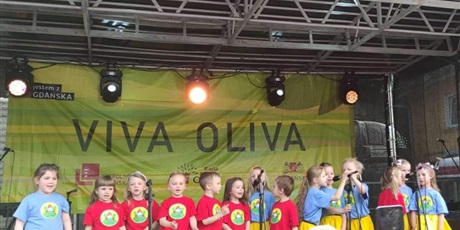 Powiększ grafikę: Wesołki występują na scenie Viva Oliva