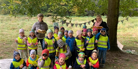 Powiększ grafikę: Pamiątkowe zdjęcie na zakończenie zabawy w leśnych tropicieli