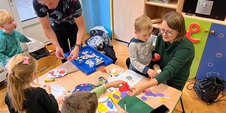 Powiększ grafikę: Rodzice w Smykusiach wykonują prace plastyczne na zajęciach otwartych w sali przedszkola