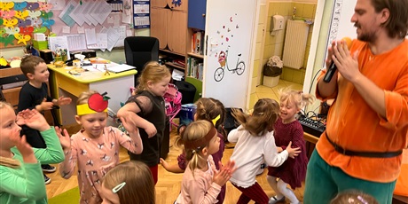 Powiększ grafikę: Przedszkolaki tańczą w sali z aktorem z Teatru Qfer
