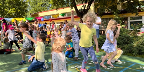 Powiększ grafikę: Przedszkolaki na festynie rodzinnym w ogrodzie przedszkolnym pokazują taniec