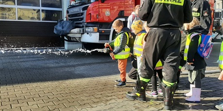 Powiększ grafikę: Dzieci z najstarszych grup Doliny Smyków na zajęciach ze strażakami w Jednostce w Gdańsku-Wrzeszczu