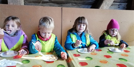 Powiększ grafikę: Przedszkolaki z Doliny Smyków jedzą szarlotkę na wycieczce